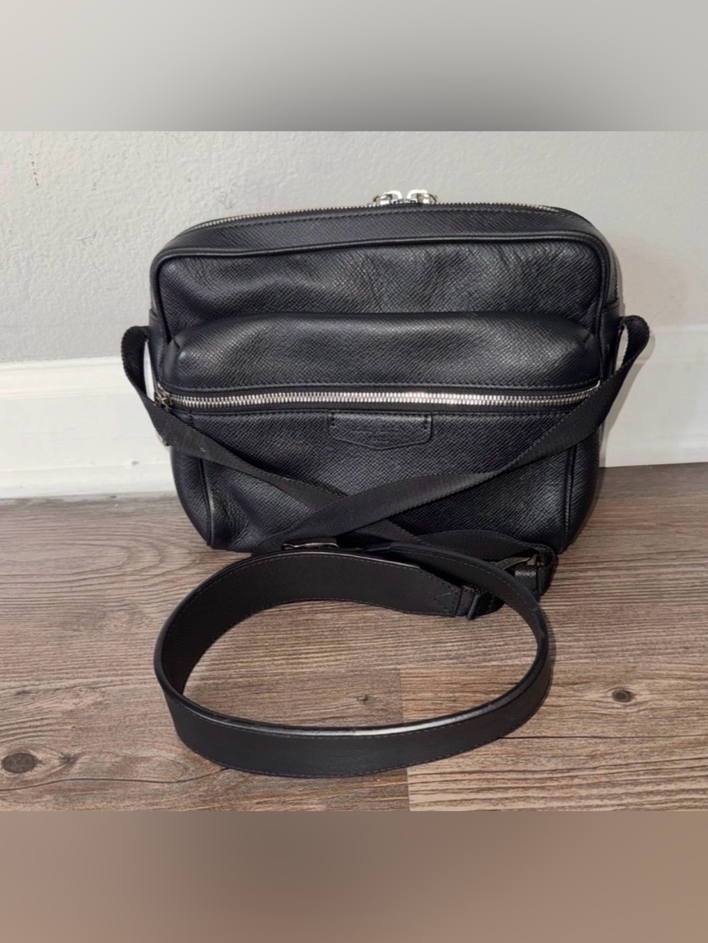 Louis Vuitton Taiga Outdoor Messenger PM - Black (Authentic)